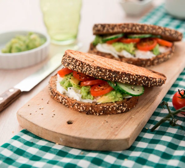 Bocadillo vegetal con aguacate