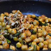 salteado de garbanzos y queso azul