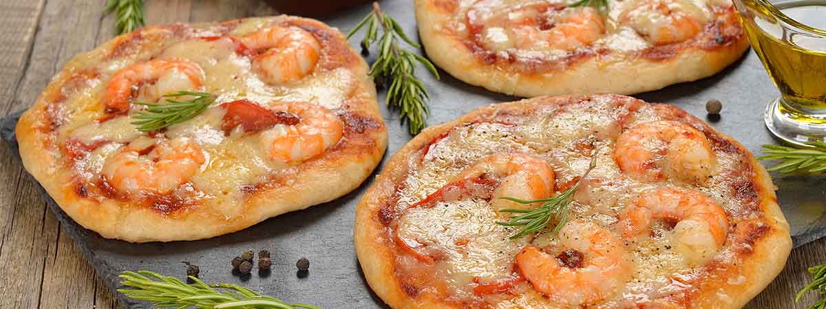 Mini pizzas de gambas y verduras