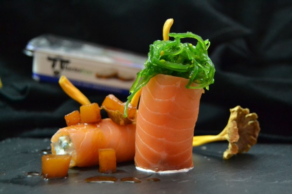 Zoom-Cilindro de salmón y Lactofree con pistachos, wakame y peras caramelizadas