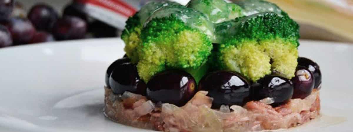 Brócoli con queso Arla Havarti, uvas y panceta