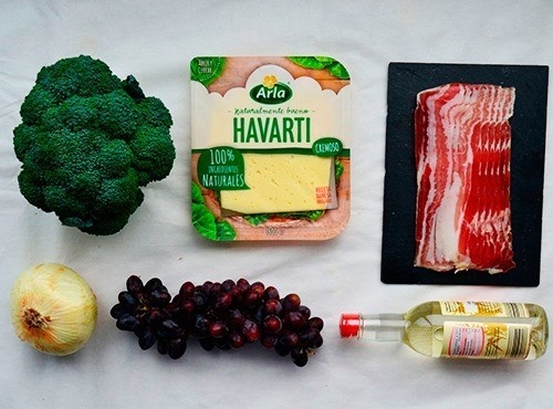 Ingredientes brócoli con queso Arla Havarti, uvas y panceta