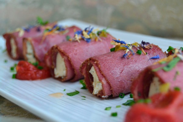 Rollitos de roast beef con queso