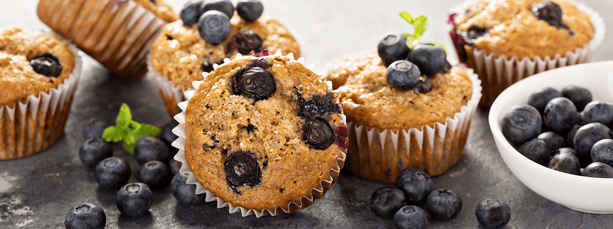 Muffins de chocolate blanco, queso y arándanos