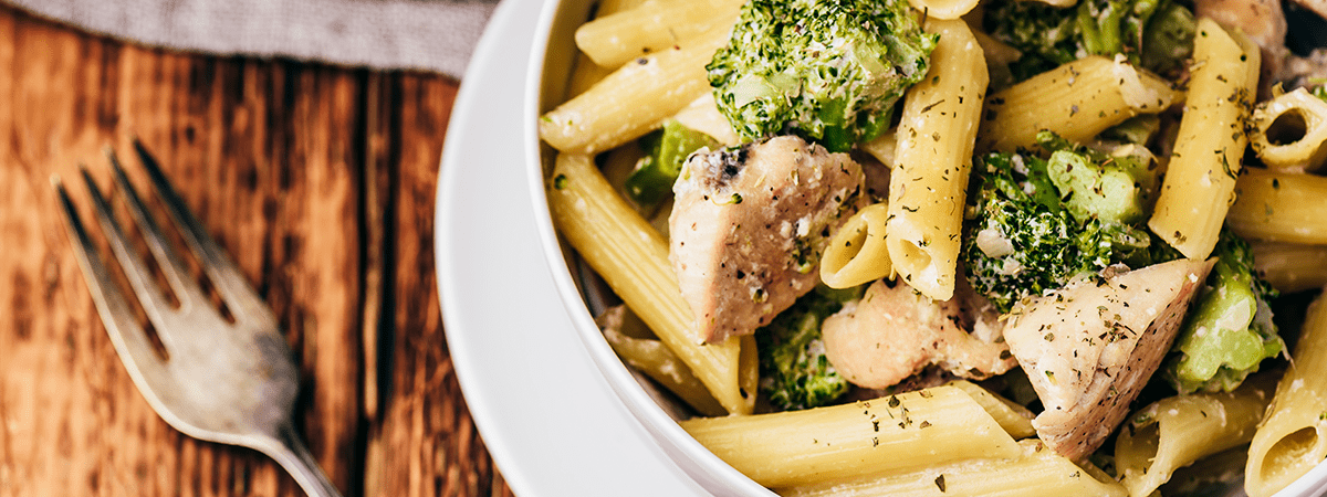 Pasta con pollo y brócoli