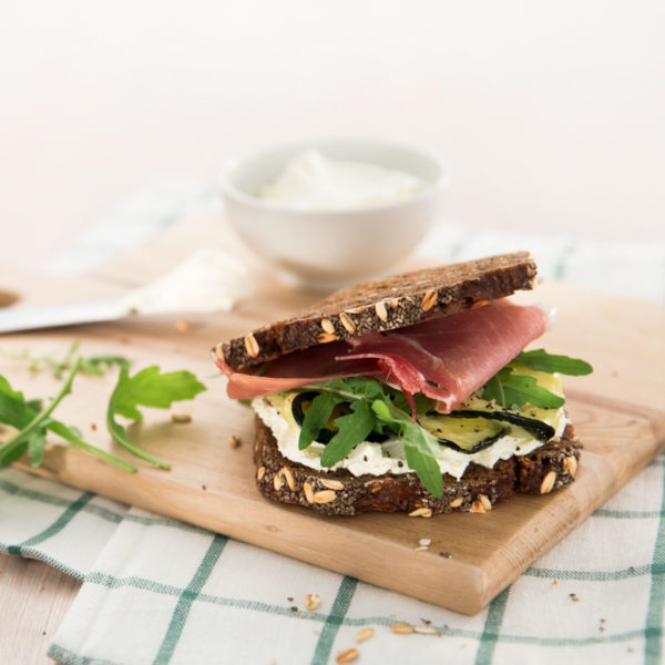 Sándwich con queso de untar y calabacín