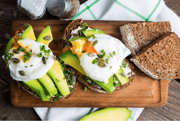 Tosta con queso de untar y aguacate