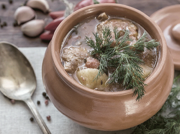 Cazuela de barro con guiso Arla