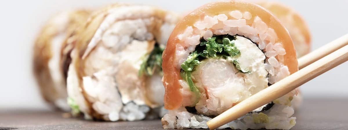 Sushi de salmón, aguacate y Arla Queso de untar Natural