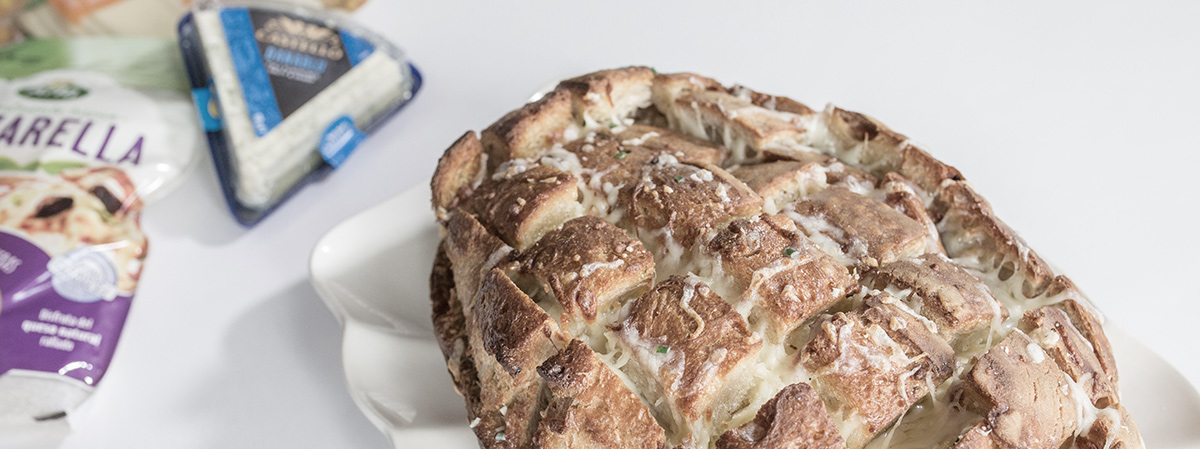 Hogaza rellena de quesos Arla y Castello