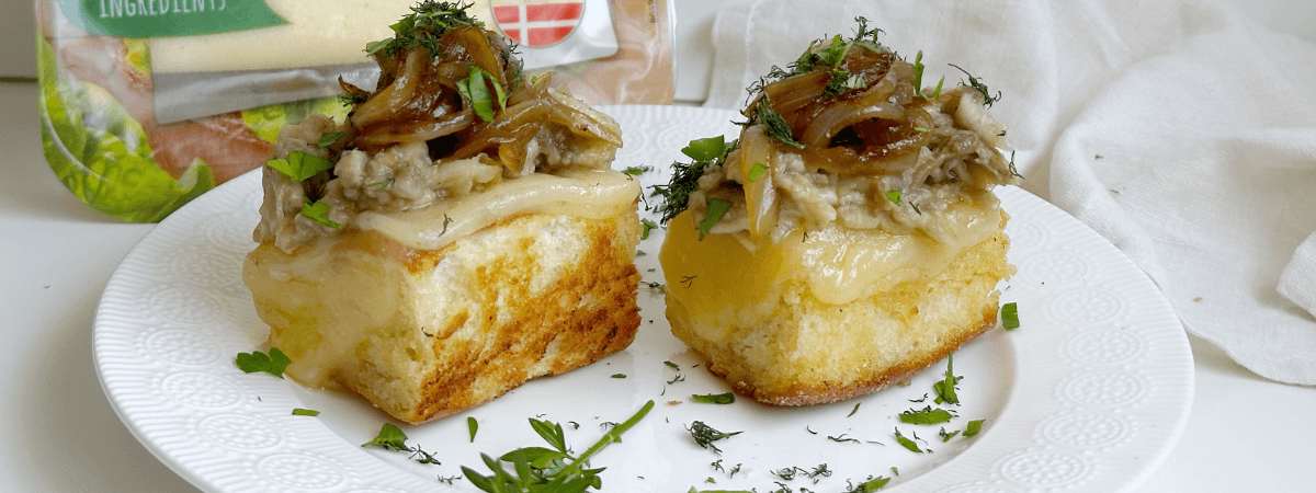 Brioche de berenjena con cebolla caramelizada y Arla Havarti naturarla