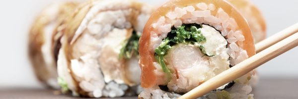 Sushi de salmón, aguacate y Arla Queso de untar Natural